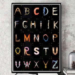 Peut inclure: Une affiche d'alphabet noir et blanc avec chaque lettre form&eacute;e par une silhouette humaine stylis&eacute;e. Les silhouettes sont de diff&eacute;rentes couleurs et poses.