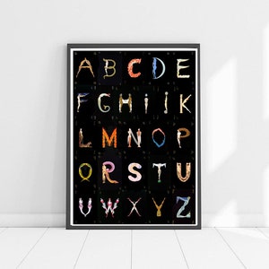 Peut inclure: Une affiche d'alphabet noir et blanc avec chaque lettre form&eacute;e par une silhouette humaine stylis&eacute;e dans diff&eacute;rentes poses. Les silhouettes sont de diff&eacute;rentes couleurs, notamment rouge, bleu, jaune, vert et orange.
