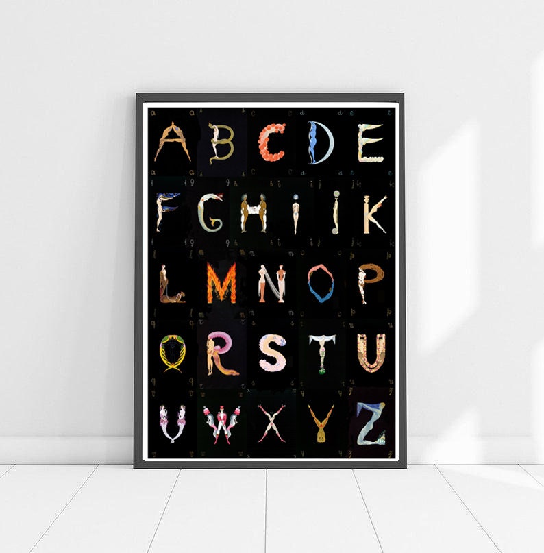 Peut inclure: Une affiche d'alphabet noir et blanc avec chaque lettre form&eacute;e par une silhouette humaine stylis&eacute;e dans diff&eacute;rentes poses. Les silhouettes sont de diff&eacute;rentes couleurs, notamment rouge, bleu, jaune, vert et orange.
