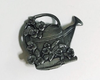 Pin de solapa con regadera floral vintage: broche de jardinero plateado