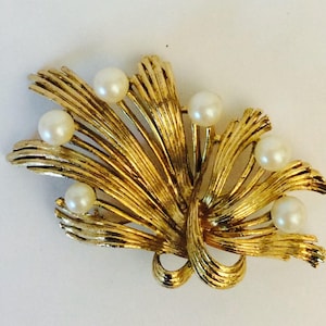 Goldtone & Faux Pearl M. Jent Brooch Pin Vintage Faux Pearl Gold-tone Swirly Flower, Signed Jewelry Man Brooches Hat Pins