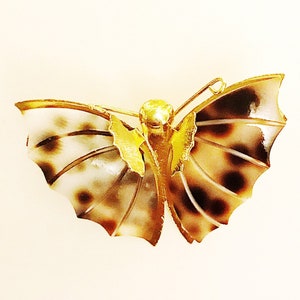 Broche de concha de borboleta feito à mão em tom dourado, alfinete com manchas de inseto, estilo praia, joias de praia dos anos 1970, broche de homem-oceano
