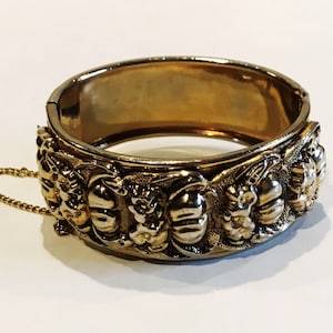 Vintage Coro Pegasus Armreif: Goldfarbenes Klapp Armband, reich verzierter Modeschmuck