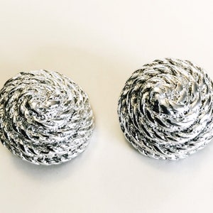 Vintage anni &#39;80 Orecchini a bottone d&#39;argento Orecchini tono argento Catena intrecciato Orecchini borchie Costume Gioielli Round Circle Clip-ons Bold Statement