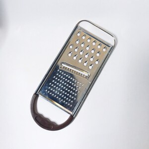 Vintage Cheese Grater Kitchen Tool Kitsch Hand Held Cheese Grater Plastic Handle Metal Grater Home Decor Vegetable Grater Cookware