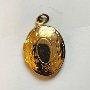 Vintage Gold Tone Oval Locket Charm Pendant DIY Two Picture Small Locket Charm Necklace Decor 1990&#39;s Jewelry Micro Photo Locket