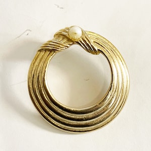 Vintage Gold Faux Pearl Brooch Pin Scatter Pin Lapel Pin Hat Pin Small Scarf Pin Round Circle Gold Tone Brooch