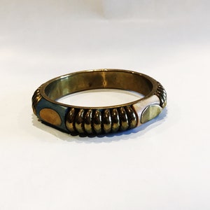 Vintage Messing Ridged Armreif Armband Made in India Boho Boho Verziert 70er Jahre Schmuck w / Resin Design Blau Türkis und Off White Farbe