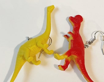 Pendientes de dinosaurio desiguales hechos a mano: Brachiosaurus y cabeza crestada