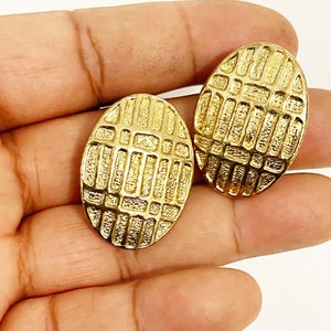 Vintage 1980s Jordache Clip Earrings Gold Tone Oval Honeycomb Design Clip Ons Earrings Vtg Statement Earrings Fashion Jewelry Large Clip-ons