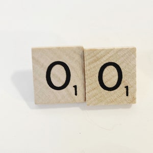 Inicial O Scrabble Pendientes Carta Post Pendientes para orejas perforadas Hecho a mano Upcycled Scrabble Tile Pendientes Game Piece Gift Scrabble Lover