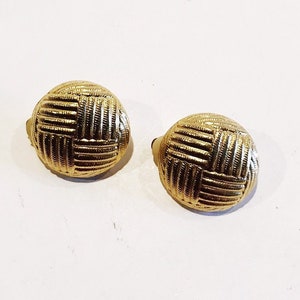 Gold Tone Button Clip-On Earrings Clip-ons Crisscross Pattern Round Circle Vintage Clip On Earrings Costume Jewelry Button Clip-ons