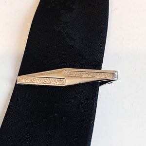 Vintage Tie Clip Modern Tie Bar Diamond Shape Men&#39;s Suit Accessory Minimalist Sleek Tie Bar Geometric Shape 1990s Gift For Home
