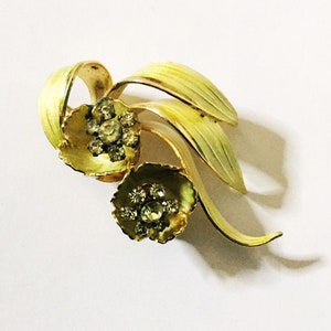 Vintage Weiss Blume Brosche Floral Anstecknadel Gold-Ton Strass signiert Schmuck der 70er Jahre 70er Jahre Kostüm Broschen Mode Pins