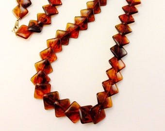 Bijoux Design géométrique orange brun Long Boho collier en forme de tortue Vintage collier en plastique Lucite diamant couleur marbre brun brillant