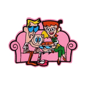 Może przedstawiać: Haftowana naszywka przedstawiająca postacie z kreskówki Dexter, Dee Dee i ich rodziców na różowej kanapie. Naszywka ma różową obwódkę i przedstawia rodzinę w pozycji siedzącej. Postacie mają charakterystyczne cechy i żywe kolory.