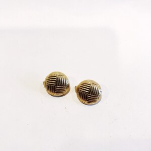Gold Tone Button Clip-On Earrings Clip-ons Crisscross Pattern Round Circle Vintage Clip On Earrings Costume Jewelry Button Clip-ons 画像 10