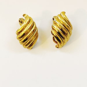 Vintage Shell Gold Tone Clip-ons Earrings 1990s 1980s Clip On Retro Earrings Vtg Jewelry Seashell Studs Clip Ons Fashion Jewelry Statement