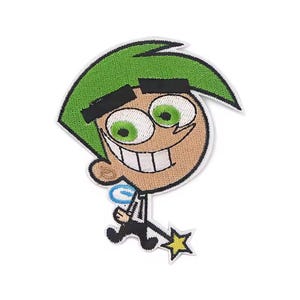 Könnte beinhalten: Gestickter Aufnäher mit der Zeichentrickfigur Cosmo aus Die Zauberhaften Eltern. Cosmo hat grüne Haare, schwarze Augenbrauen und ein breites Grinsen. Er hält einen sternförmigen Zauberstab, mit einem blauen Flügel und einem schwarz-weißen Outfit.