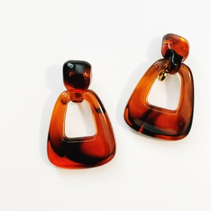 Vintage Faux Tortoise Clip Ons Earrings 1980&#39;s 1990&#39;s Plastic Lucite Door Knocker Clip-ons Drop Dangling Costume Jewelry Statement