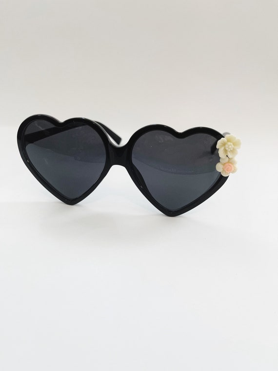 Retro Heart Sunglasses: Black Frame, Flower Embellished 90s 