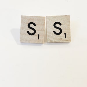 Inicial S Scrabble Pendientes Carta Post Pendientes para orejas perforadas Hecho a mano Upcycled Scrabble Tile Pendientes Juego Pieza Regalo Scrabble Lover