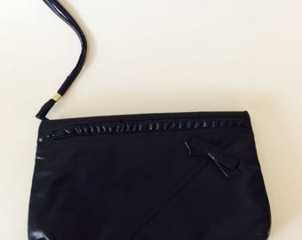 Kopertówka ze sztucznej skóry w kolorze granatowym w stylu vintage: kokarda z lat 80.