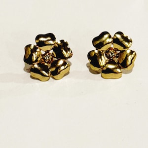 Vintage Gold-Tone Flower Post Earrings – Retro Floral Stud Jewelry Floral Earrings Garden Earrings Elegant Wedding Earrings 1990s