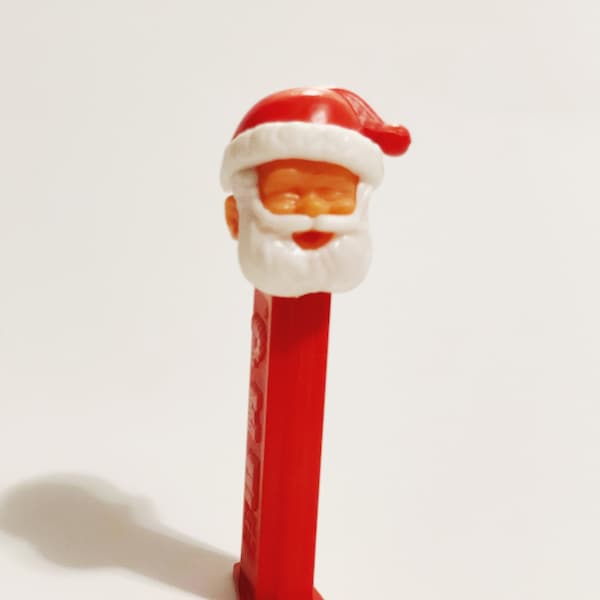 Vintage Weihnachtsmann PEZ Spender mit Füßen Augen geschlossen Made in Slowenien Vintage Pez Bonbonspender Pez Pez Selten Blushing Santa