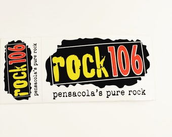 Puede incluir: Pegatina en blanco y negro con el texto "rock 106" en letras amarillas y rojas. El texto "pensacola's pure rock" está debajo del logotipo.