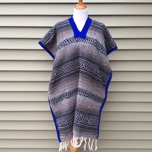 Mexican Poncho Vintage JFR Textiles Women&#39;s Fringe Bright Blue Gray Poncho Made in Mexico Robes Ponchos Shaw Geometric Aztec Southwestern