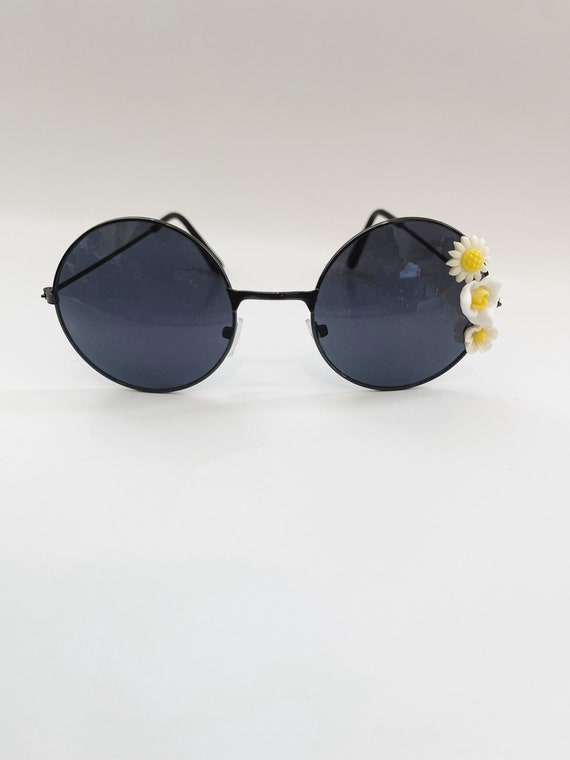 90s Round Sunglasses: Handcrafted Floral Embellished Black  display picture 3