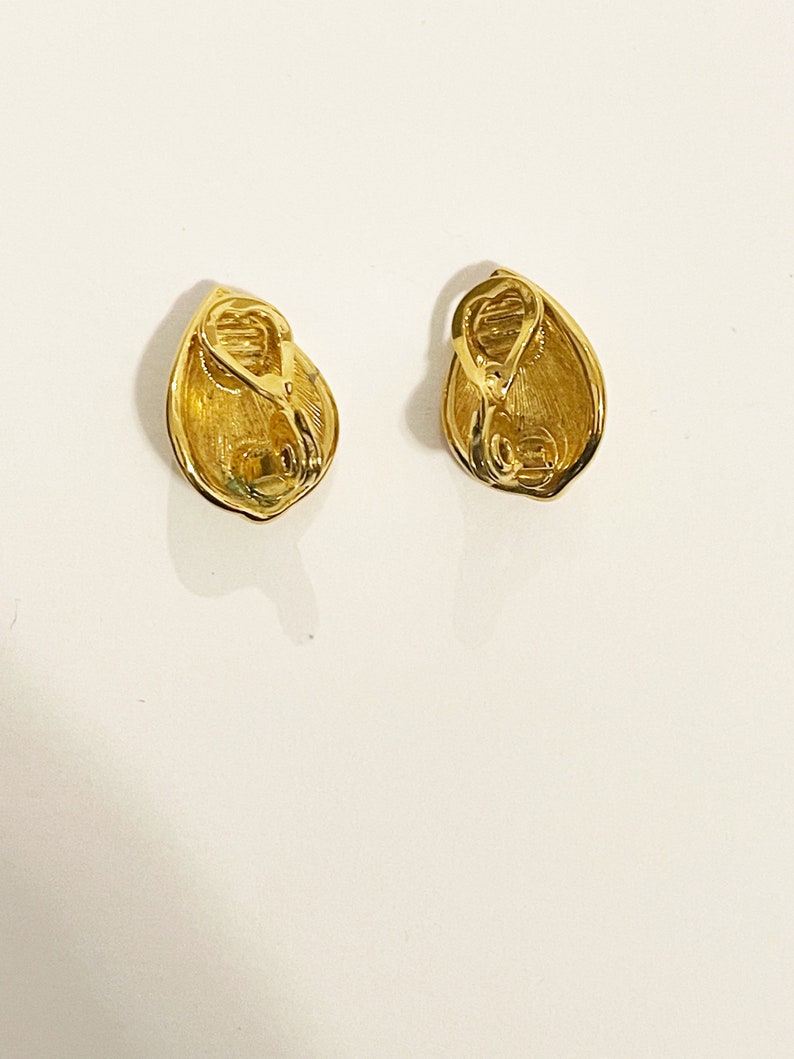 Vintage 1990s Monet Clip On Earrings Gold Tone Teardrop Clip-Ons Earrings Vtg Statement Earrings Gold Leaf Clip On Earrings image 4