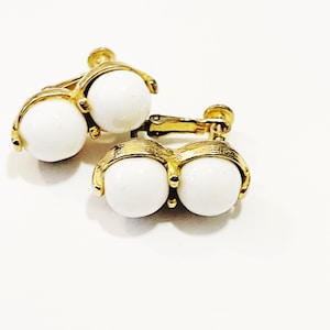 Vintage Dauplaise Screw back Earrings White Gold Tone Button Earrings Sphere Balls Retro Costume Jewelry White Bead Earrings Modern Glam