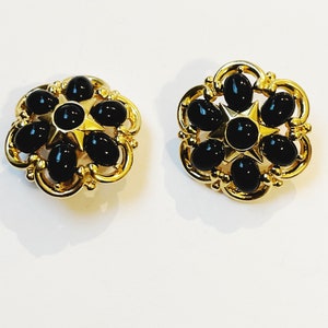 Vintage Trifari tono dorado negro cabujón Comfort Clip negro y dorado Floral Clip en pendientes chapado en oro firmado Trifari Retro joyería