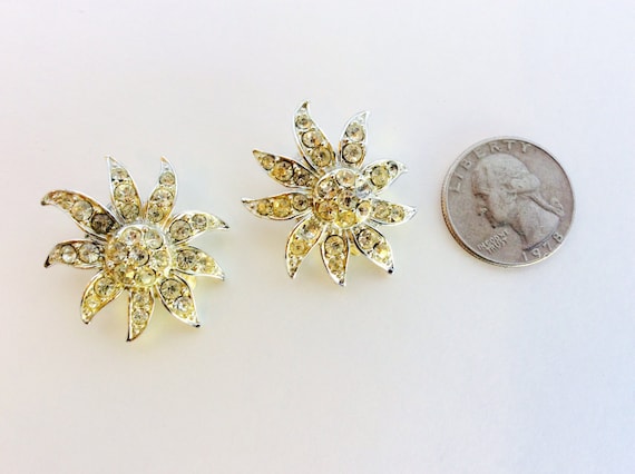 Boucles D'oreilles Vintage Clip - Forme Fleur Avec Strass, Manque Un Strass Sur Le Bord