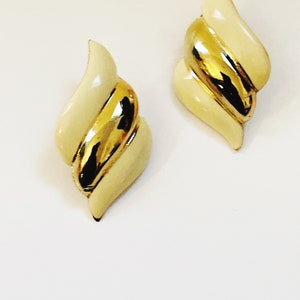 Beige and Gold Swirl Earrings 1990s Post Earrings Funky Urban Modern Abstract Vintage Gold Tone Earrings 1990s 1980s Retro Earrings