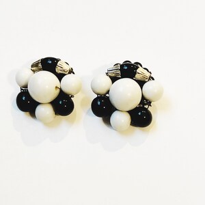 Vintage Black and White Pearl Custer Clip Ons Beaded Retro Floral Clip-on Oorbellen 1980's Mode-sieraden Kostuum Studs