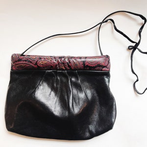 Vintage 1980er Paisley Print Schwarz Echtleder Geldbörse mit Paisley Muster Borte Top Band Retro Handtasche 80sVtg Handtasche Schultertasche Crossbody