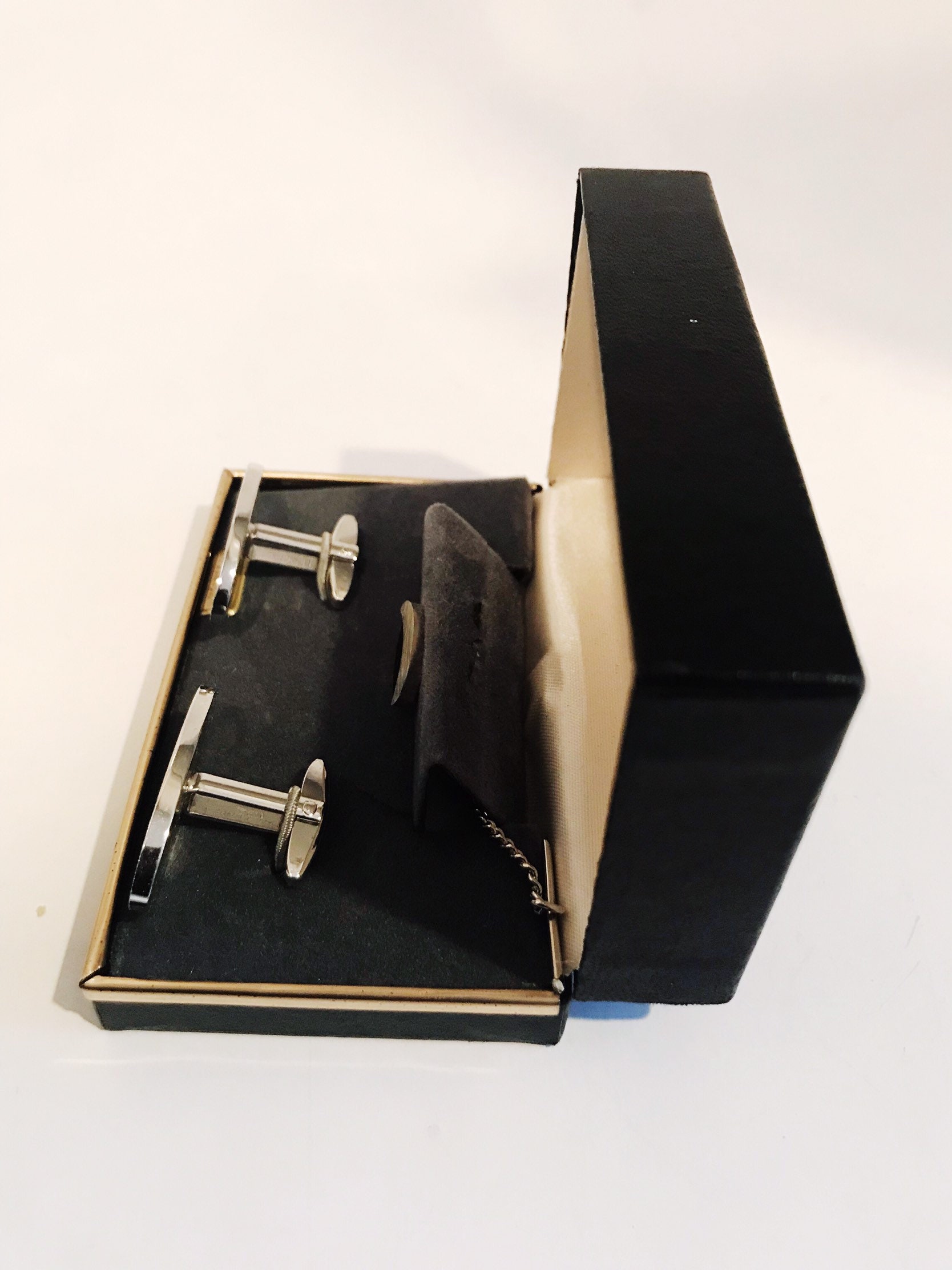 Lot De Boutons De Manchette Vintage + Attache Cravate - Ton Argenté Avec Ornements Noirs Antiquités