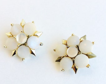 White Floral Clip On Earrings 1970s Vintage Cluster Star Style Button Earrings Silver-Tone Back Clip White Flower Clip Ons Vtg Jewelry