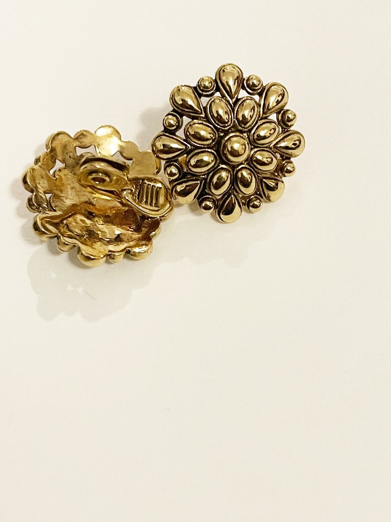 Vintage Napier Flower Clip On Earrings 1990s Gold Tone Napier Floral Clip-ons 90s Statement Earrings Vtg Napier Jewelry image 4