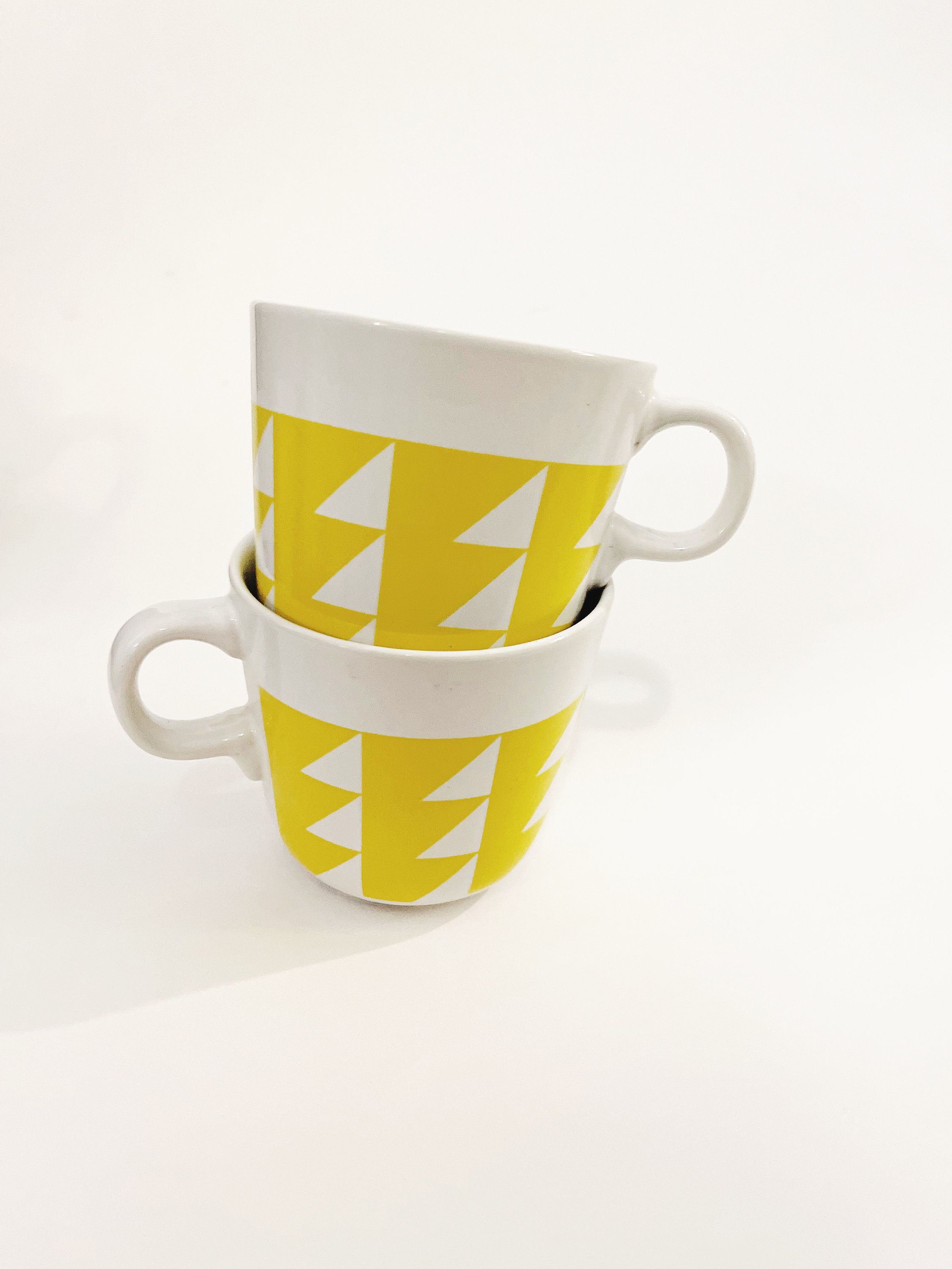 Vintage IKEA Gelbes Tassen-Set: Geometrisches Dreieck-Motiv