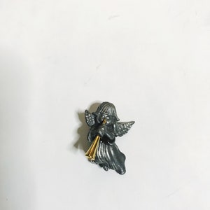 Vintage Zinn Engel Pin Brosche Engel Blowing Gold Horn winzige Engel Pin Schutzengel Gold Pin kleine Cherub Anstecknadel