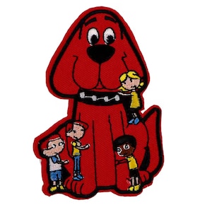 Peut inclure: Écusson brodé représentant un grand chien rouge avec des détails noirs et un collier blanc. Quatre enfants en tenues variées entourent le chien. L'écusson a une bordure blanche.