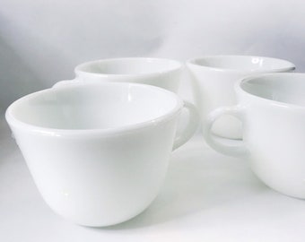 Xícaras de café vintage em vidro Pyrex com leite: retrô kitsch dos anos 70, conjunto com 4