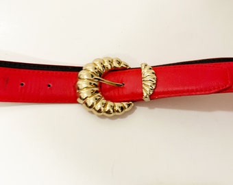 Vintage rojo cinturón de cuero sintético cinturón retro Vtg 1990s hebilla en tono dorado rojo Funky cinturón mujeres damas accesorios tamaño grande retro