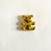 Épingle De Revers Ourson Doré Avec Nœud Rouge émaillé - Yeux Cristal, Occasion, Style Pin's Vintage