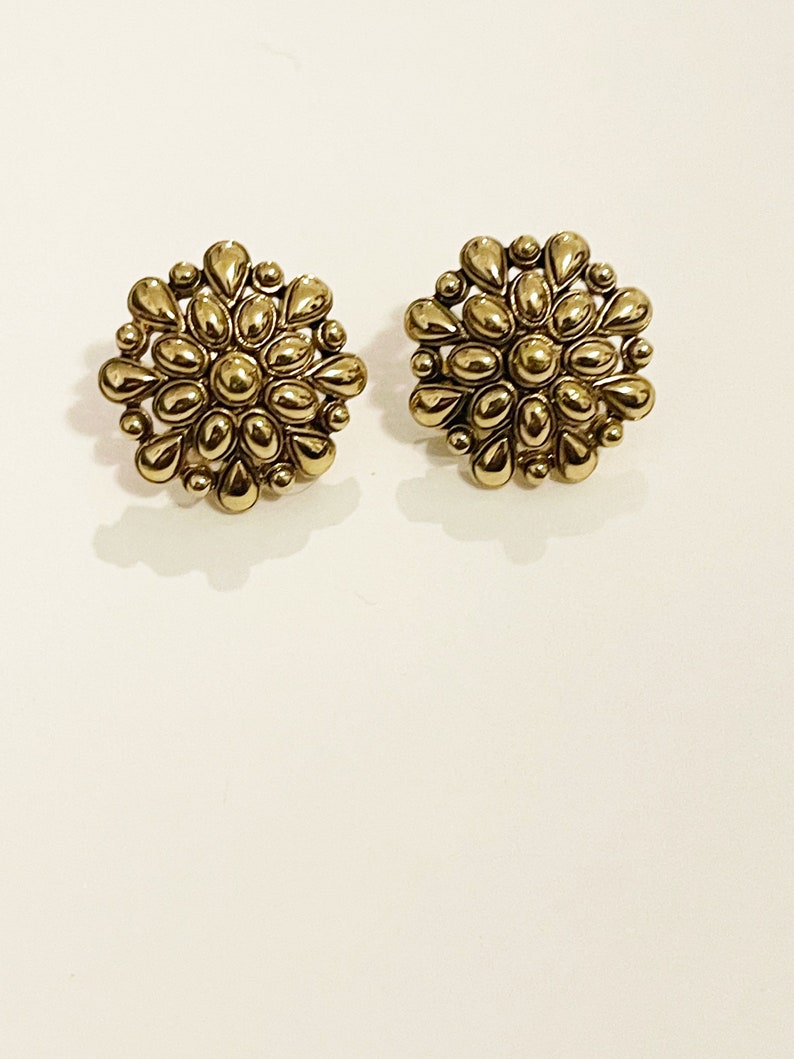 Vintage Napier Flower Clip On Earrings 1990s Gold Tone Napier Floral Clip-ons 90s Statement Earrings Vtg Napier Jewelry image 5