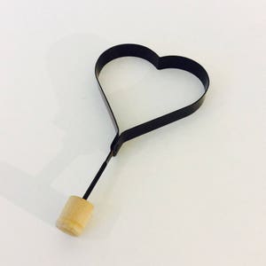 Heart Metal Wine Bottle Wood Cork, Bottle Stopper, Wedding Favor Gift Idea, Black Wire Frame Shaped Heart Love Valentine&#39;s Day